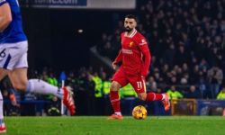 النجم الإنجليزي ميكا ريتشاردز يكسر التلفاز بسبب محمد صلاح